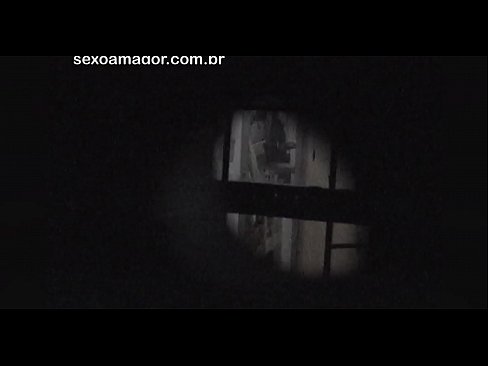 ❤️ Blondie estas sekrete filmita fare de najbara voyeur kaŝita malantaŭ kavaj brikoj ❤️ Anala video ĉe ni