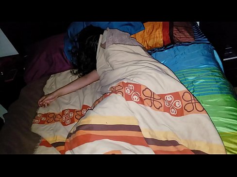 ❤️ Vicfilo kritikante sian junan duonpatrinon dum ŝi dormas. ❤️ Anala video ĉe ni